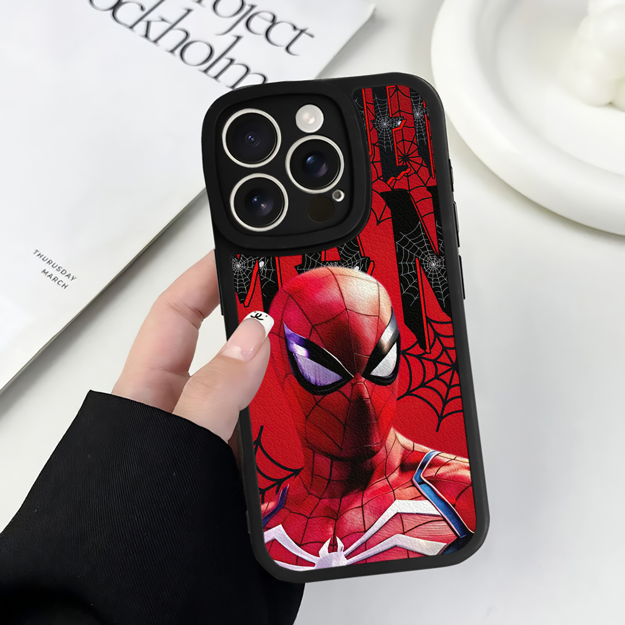 （画像用） Spider Man スパイダーマン 【iPhone 16シリーズ対応】シリコンスマホケース（レザー調） 材質：シリコン